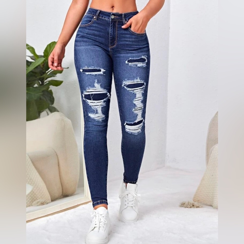 Stretchy ripped distressed skinny jeans